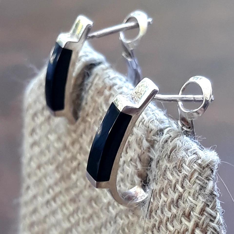 Pendientes de aro Huggie vintage de plata esterlina y ónix Sunstone Imports 3/4" Foto 3 de 4