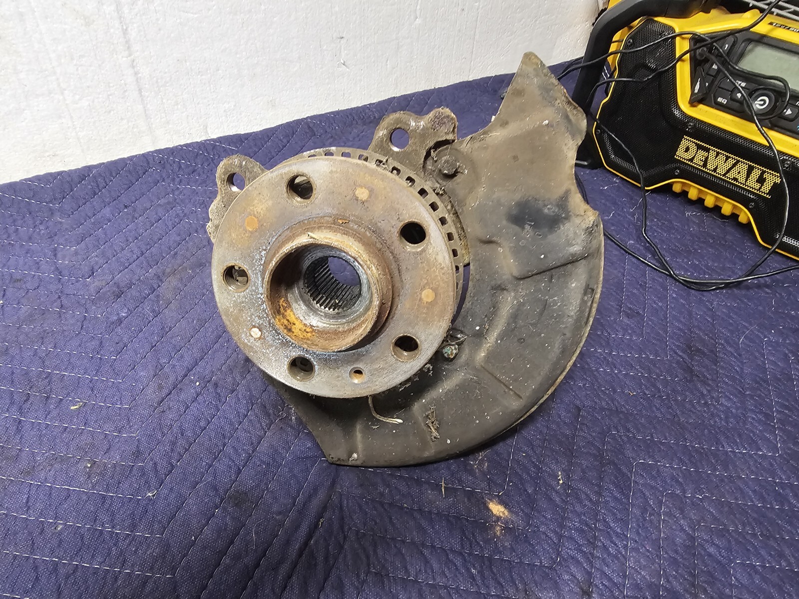 2004 VOLKSWAGEN JETTA SEDAN FRONT RIGHT SPINDLE KNUCKLE