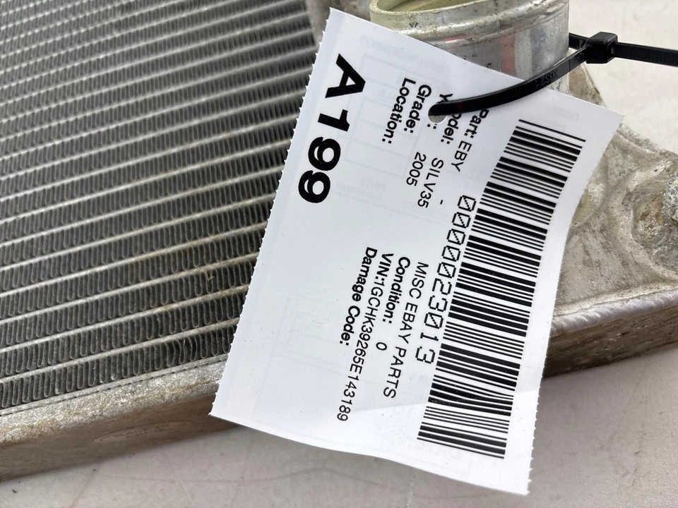 2001-2005 Chevrolet Silverado 3500 / 2500 Engine Cooling Radiator - Image 3 of 4