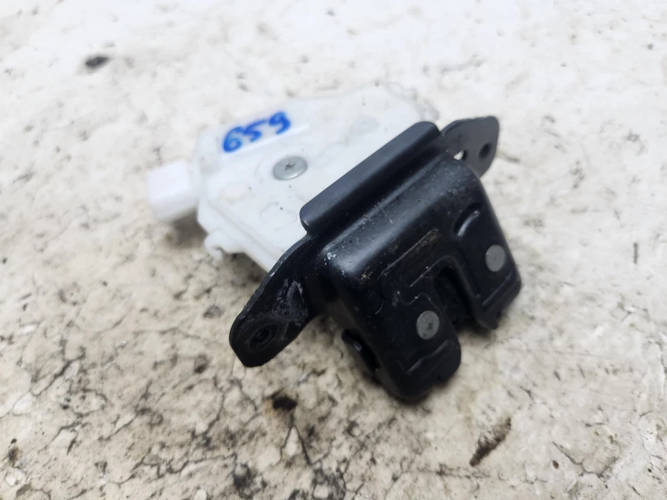 MECANISMO DE BLOQUEO DE LA TAPA DEL MALETERO TOYOTA YARIS MK3 2011-2014 Foto 2 de 4