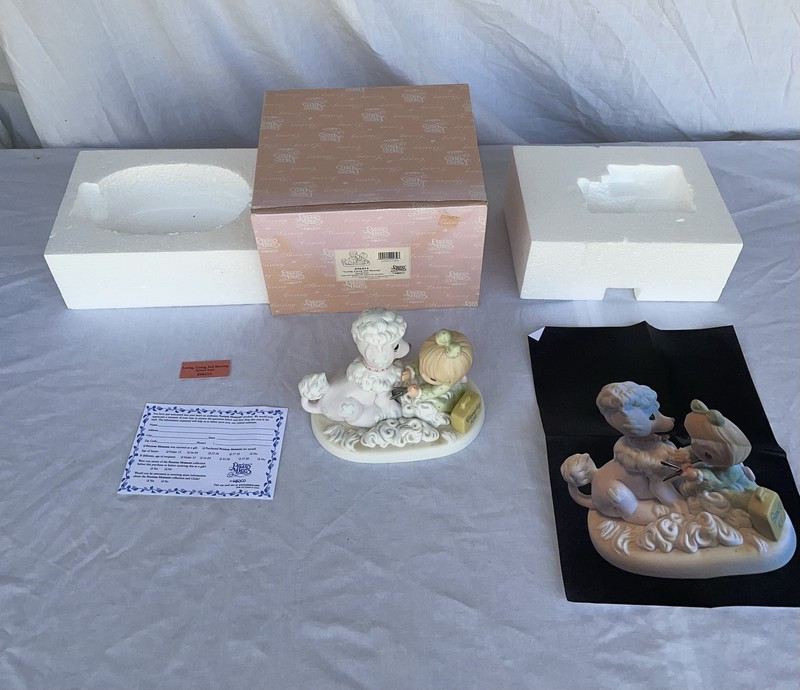 PRECIOUS MOMENTS “Loving, Caring and Sharing” Special Issue 898414 Figurine