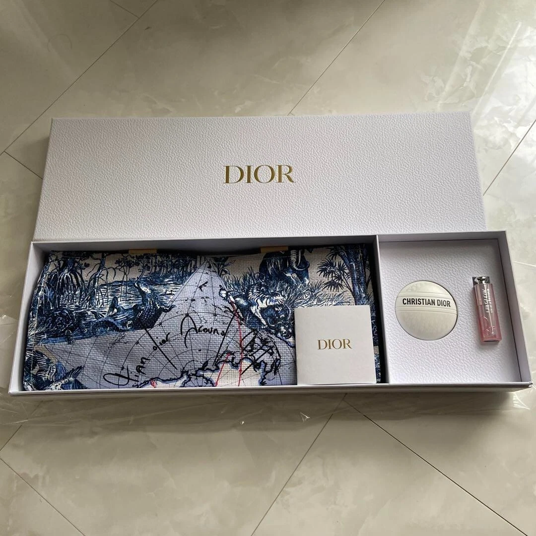Sac fourre tout Christian Dior 2024 anniversaire nouveauté et ensemble Lèp glow Le Baume en boîte