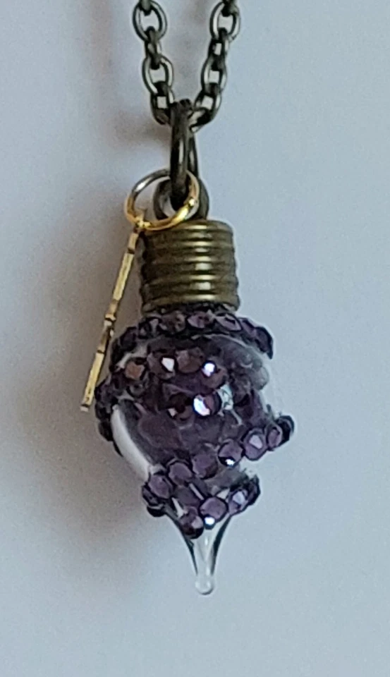 Anhänger Mit Kette Handgefertigt Phiole Tropfenform DMC Strasssteine Amethyst  - Bild 4 von 4