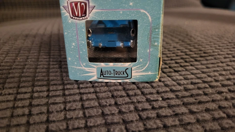 Camiones automáticos GMC Suburban Carrier 1958 M2 Machines azul y blanco fundido a presión 1:64 Foto 4 de 4