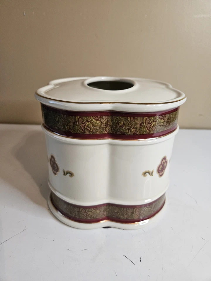 "Caja cubierta soporte pañuelo Croscill Bellissima porcelana borgoña y marfil 6"" de alto" Foto 2 de 4