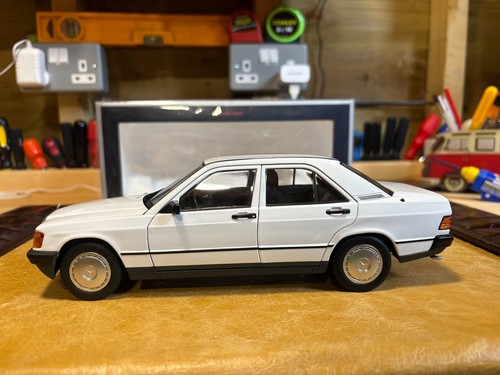 MERCEDES-BENZ 190 E in white 1982 - NOREV 1:18 - Afbeelding 8 van 21