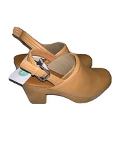 Universal Threads Womens Size 8 1/2 Tan Memory Foam Clogs New With Tags