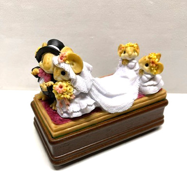 Ganz 1991 Little Cheesers Mice Wedding Processsion Figure & Music Box Base 2 PC