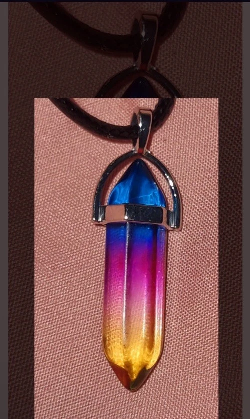 Rainbow Crystal Natural Hexagon Quartz Pendant Necklace- Vegan Leather Necklace - Imagem 2 de 4