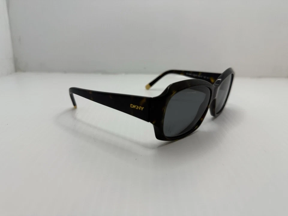 Marcos de gafas envolventes ovalados de tortuga de gran tamaño DKNY Foto 3 de 4