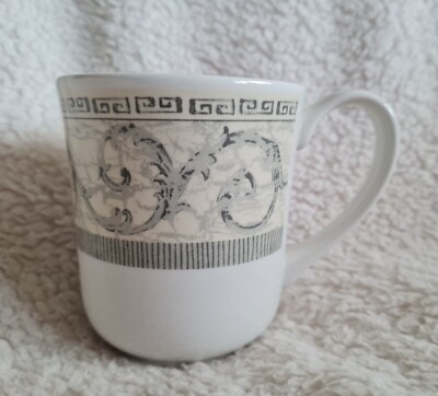 Tasse weiß gemustert H 10 cm nagelneu