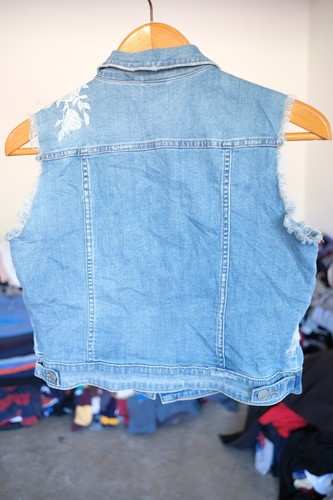 A.N.A A New Approach Denim Jean Vest Womens Sz Large Light Wash Flower Stitching - Picture 8 of 11