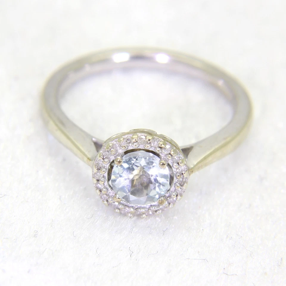 Anillo de oro blanco de 9 quilates con racimo de halo de diamantes y aguamarina de 0,20 quilates i ~ 4 1/2 Foto 4 de 4