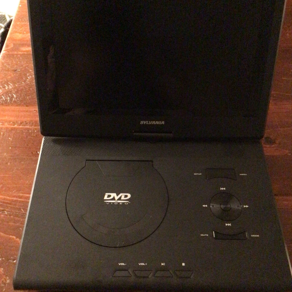 Reproductor de DVD portátil con pantalla giratoria Sylvania SDVD1332 Foto 2 de 4
