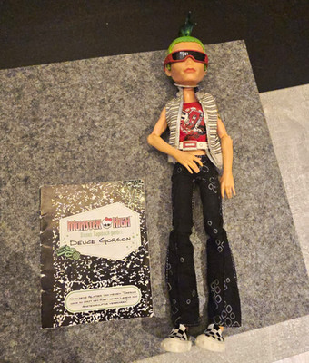 Mattel Monster High Deuce Gorgon Jungenpuppe grüne Haare Outfit, Notizbuch