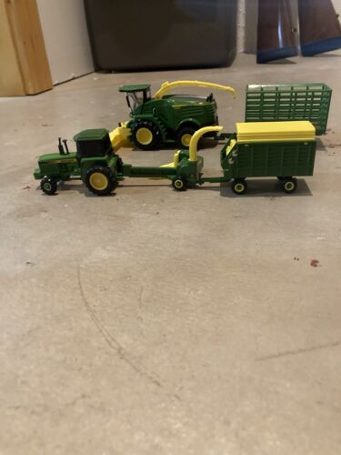 1/64 Scale John Deere Silage Chopping Farm Set. 8600 Chopper