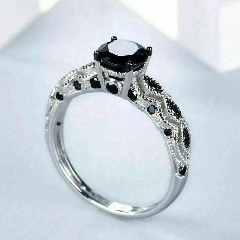 Anillo de compromiso de diamantes negros de corte redondo de 2 quilates enchapado en oro blanco de 14 quilates Foto 4 de 4