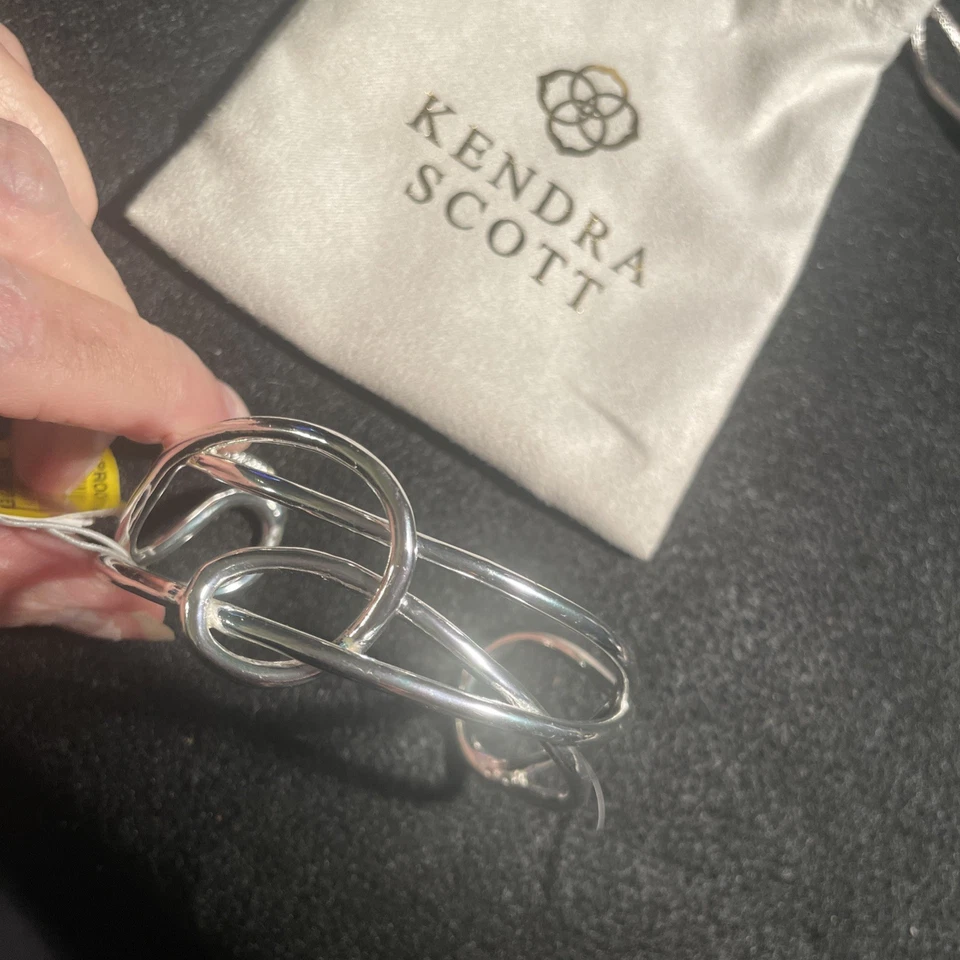 Brazalete ajustable Kendra Scott Myles Cuff 3” latón plateado. Foto 3 de 4