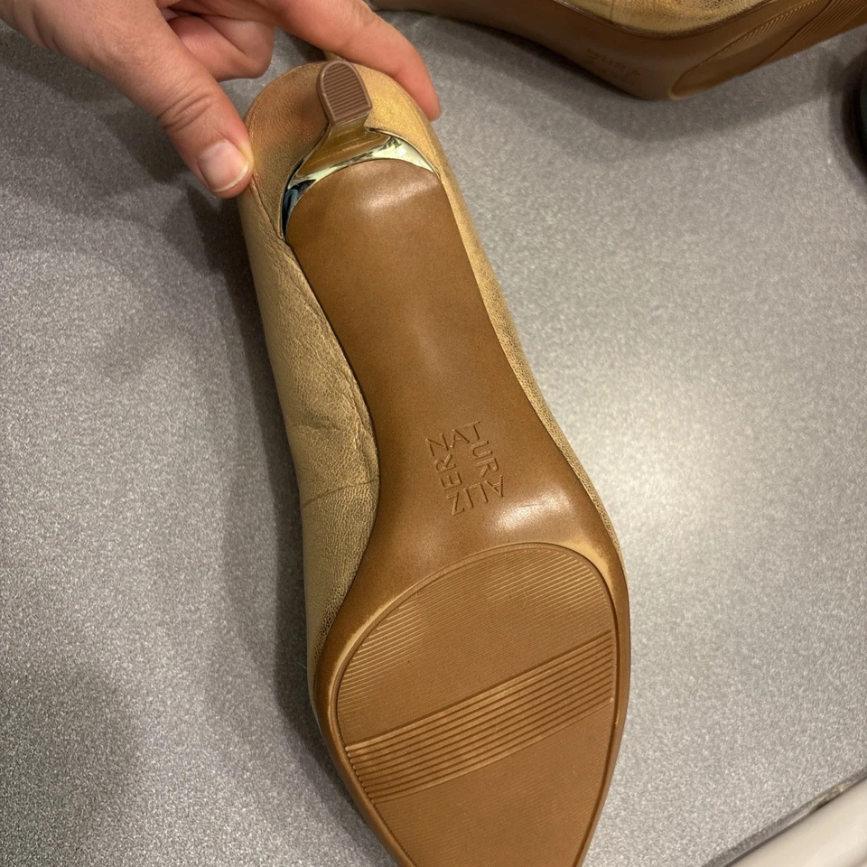 Zapatos planos Naturalizer dorados talla 9,5 para mujer Foto 3 de 4