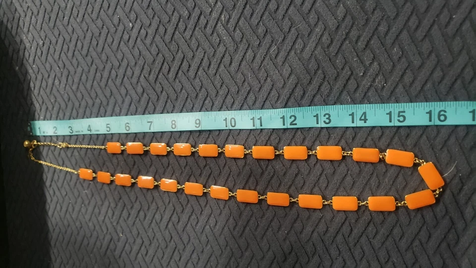 Collar de eslabones largos Kate Spade tono dorado esmalte naranja usado Foto 4 de 4