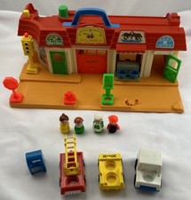 1986 Fisher Price Little People Main Street 2500 in Good Condition FREE SHIP