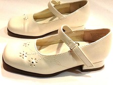 GIRLS/ YOUTH SIZE 9 IVORY PEARL WEDDING / DRESSY MARY JANES