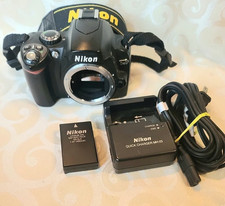 Nikon D40 10.2MP Digital SLR Camera Body W/Extra.