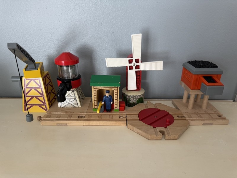 Wooden Railway Train Accessories 7pc Lot 4 Thomas & Friends w Turn Table & Crane