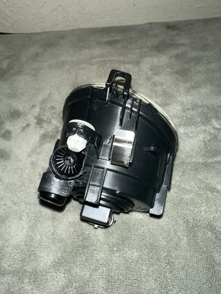 TYC Fog Light Right For BMW X1 X2 X3 X4 X5 X6 F15 F16 F25 F26 F39 F48 M 7238788 - Image 4 of 4