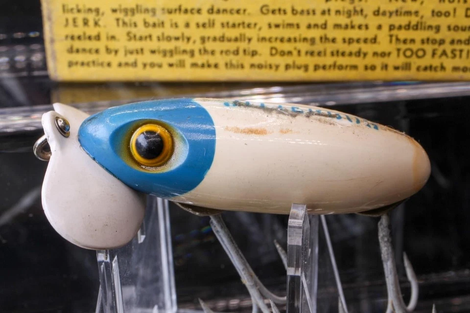 В КОРОБКЕ - Arbogast WWII белый пластиковый кромки Jitterbug приманка синий наконечник стрелы жук глаз - Изображение 4 из 4