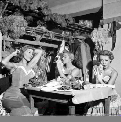 Three dancers belonging famous Folies Bergere music hall theatrica- Old Photo 2