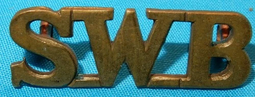 WW1 ERA SWB SOUTH WALES BORDERERS BRASS MILITARY SHOULDER TITLE BADGE - 2 LUGS