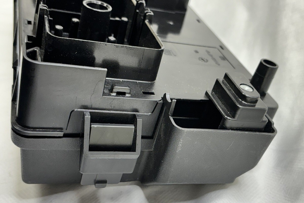 まっく　ウラシク　209 Gm Genuine OEM 20967779 Block Assembly Wiring Junction Fuse