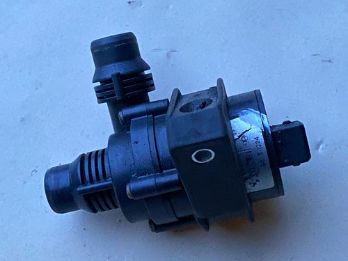BMW 5er E39 Wasserpumpe Pumpe Kühlwasserpumpe Zusatwasserpumpe 8381989 Original