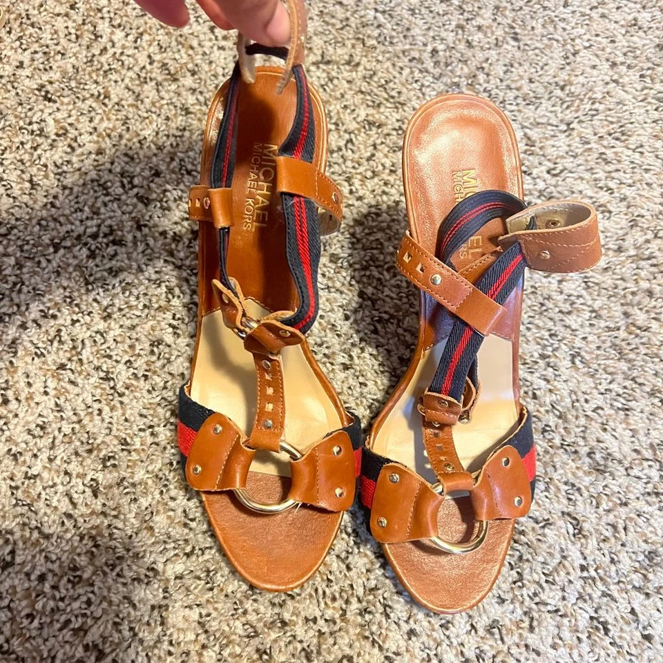 Sandalias Michael Kors de cuero marrón con detalle de rayas rojo marino y herrajes dorados Foto 2 de 4