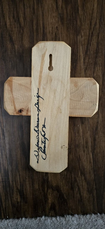 Azulejo pintado a mano de colección Debra Duran Geiger y cruz de sol de madera Foto 2 de 3