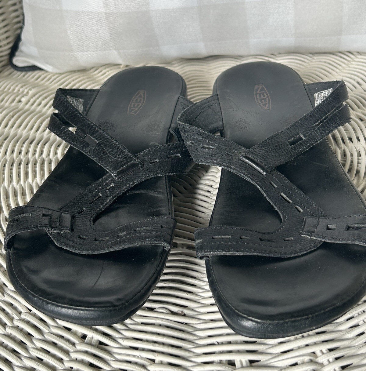 Sandali da donna neri slip on Keen taglia 7 in pelle all'aperto