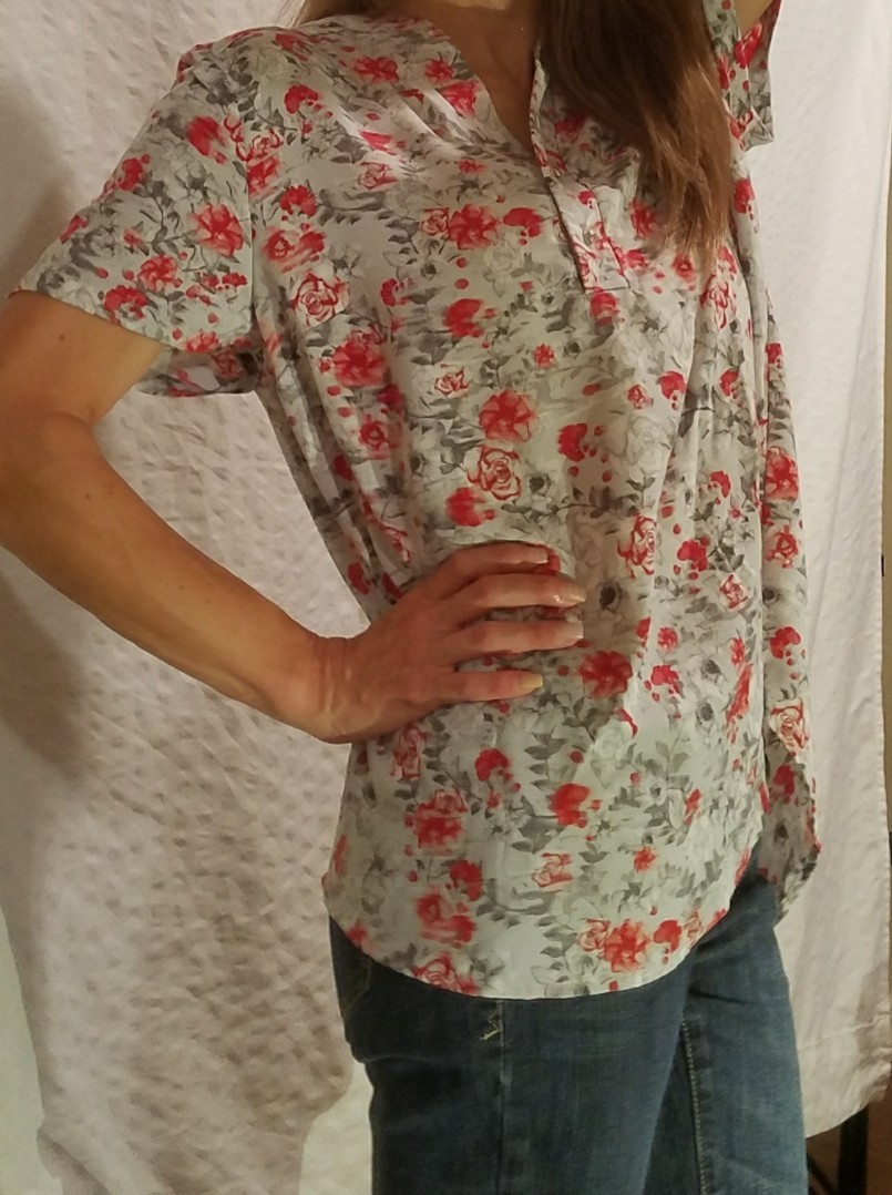 KENSIE GRAY BLACK RED FLORAL TOP BLOUSE SHORT SLEEVE V NECK SIZE L