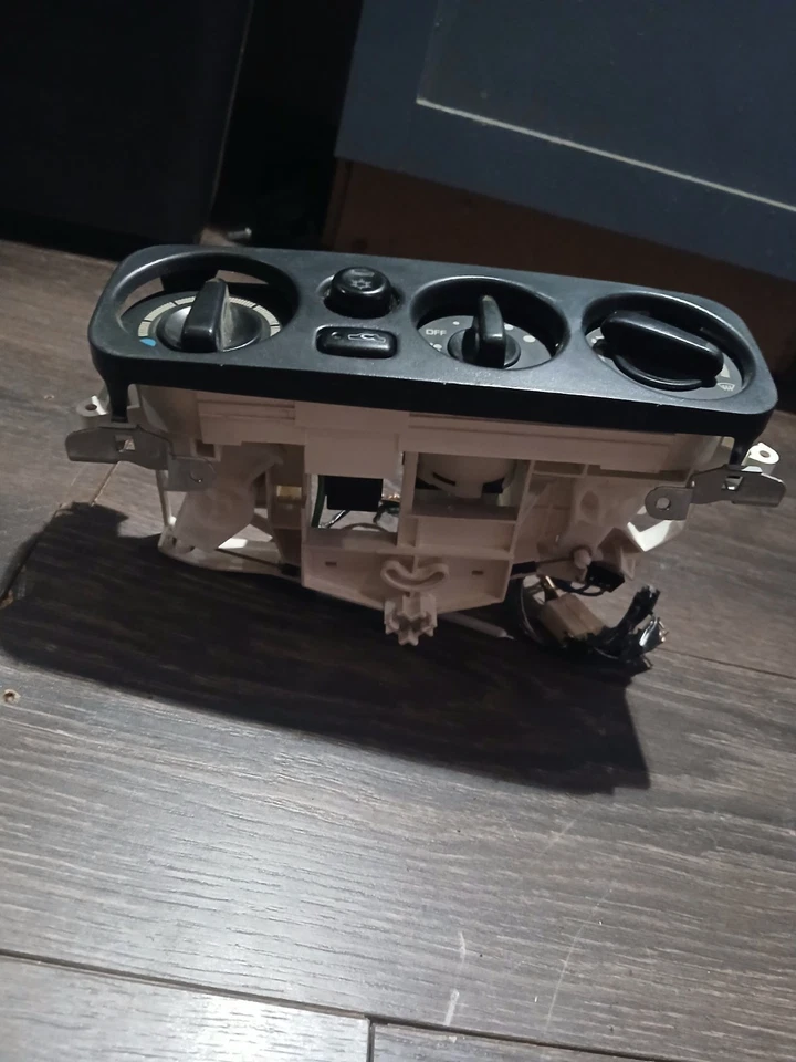 2000-2004 Mitsubishi Montero Sport Heat A/C Temperature Climate Control HVAC OEM - Image 2 of 4