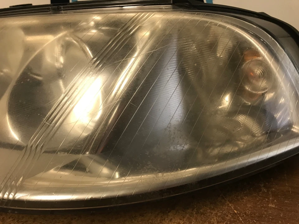 2003 VOLKSWAGEN PASSAT LEFT/DRIVER HEADLIGHT #7001 OEM - Image 4 of 4
