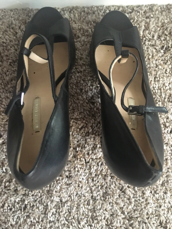 Zapatos de salón Mary Jane Nicholas Kirkwood negros esculpidos con cuña punta abierta talla 39 $795 Foto 4 de 4