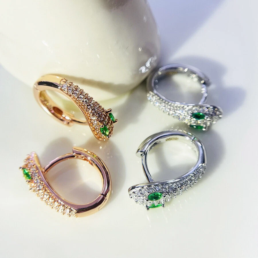 Pendientes de serpiente brillantes - aros Huggie de circonita cúbica pavé - opciones de tono oro rosa/plata Foto 2 de 4