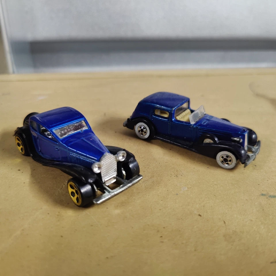 Hot Wheels '35 Classic Caddy Cadillac 1981 Azul & Bugatti '37 1980 Azul - Imagem 2 de 4