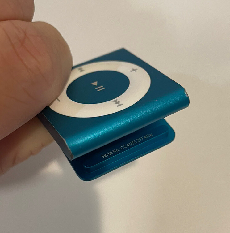 Apple iPod shuffle 4th Generation 2GB - Blue - Works Great