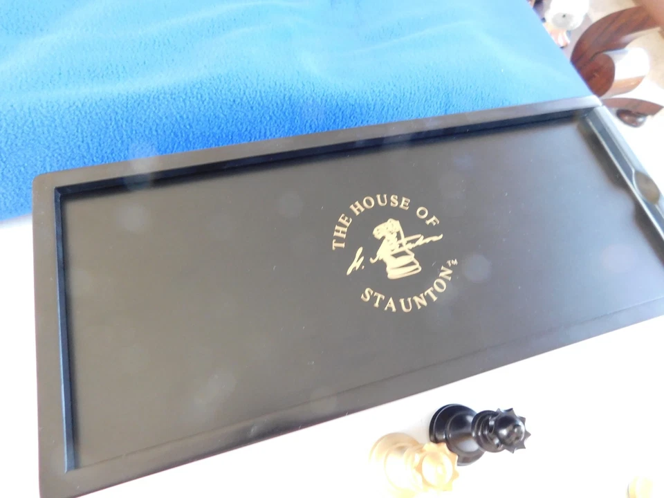 Juego de ajedrez de madera 34 piezas con caja House of Staunton 4" King sin tablero Foto 3 de 4