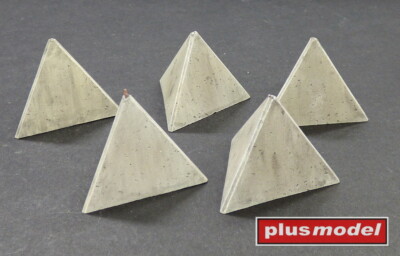 MW22 PLUSMODEL 130 ANTI-TANK CONCRETE BARRIERS - PYRAMID-STYLE, SET I ACCESSORIE