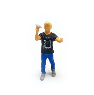 ED 1:64 Painted Figure Mini Model Miniature  Diorama Boy Playing Paper Plane