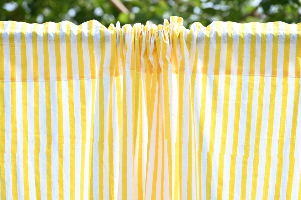 Juego de 2 cortinas de ventana de algodón indio con estampado de bloques a rayas amarillas Foto 4 de 4