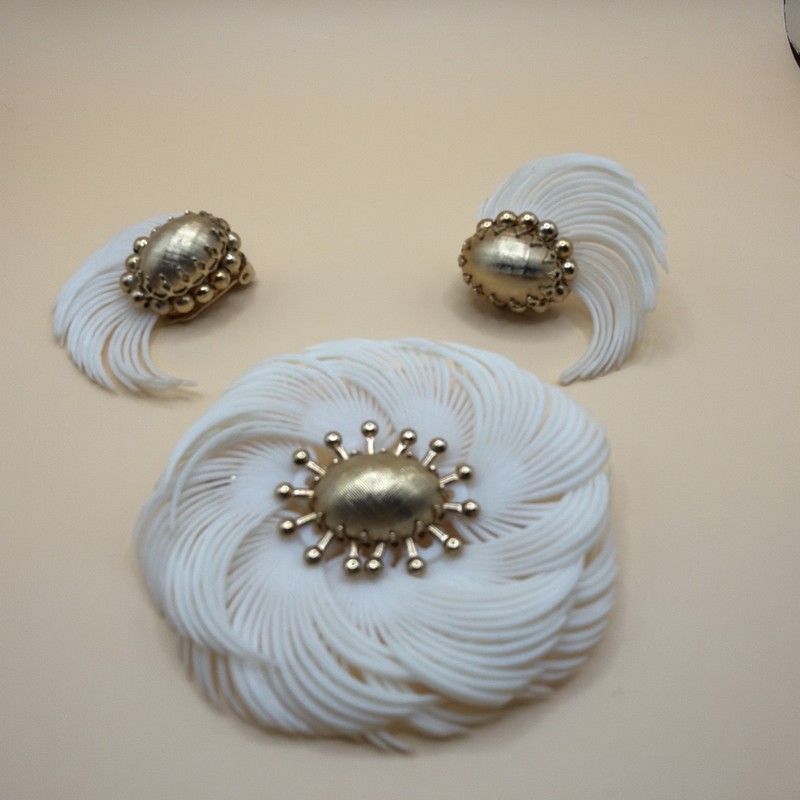 Napier Set Vintage Earring And Brooch Gold Tone And Resin Feathers 50-60s Estate