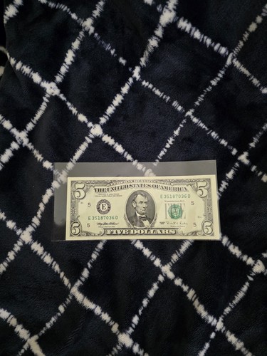 1995 $5 Federal Reserve Note - Picture 1 of 2